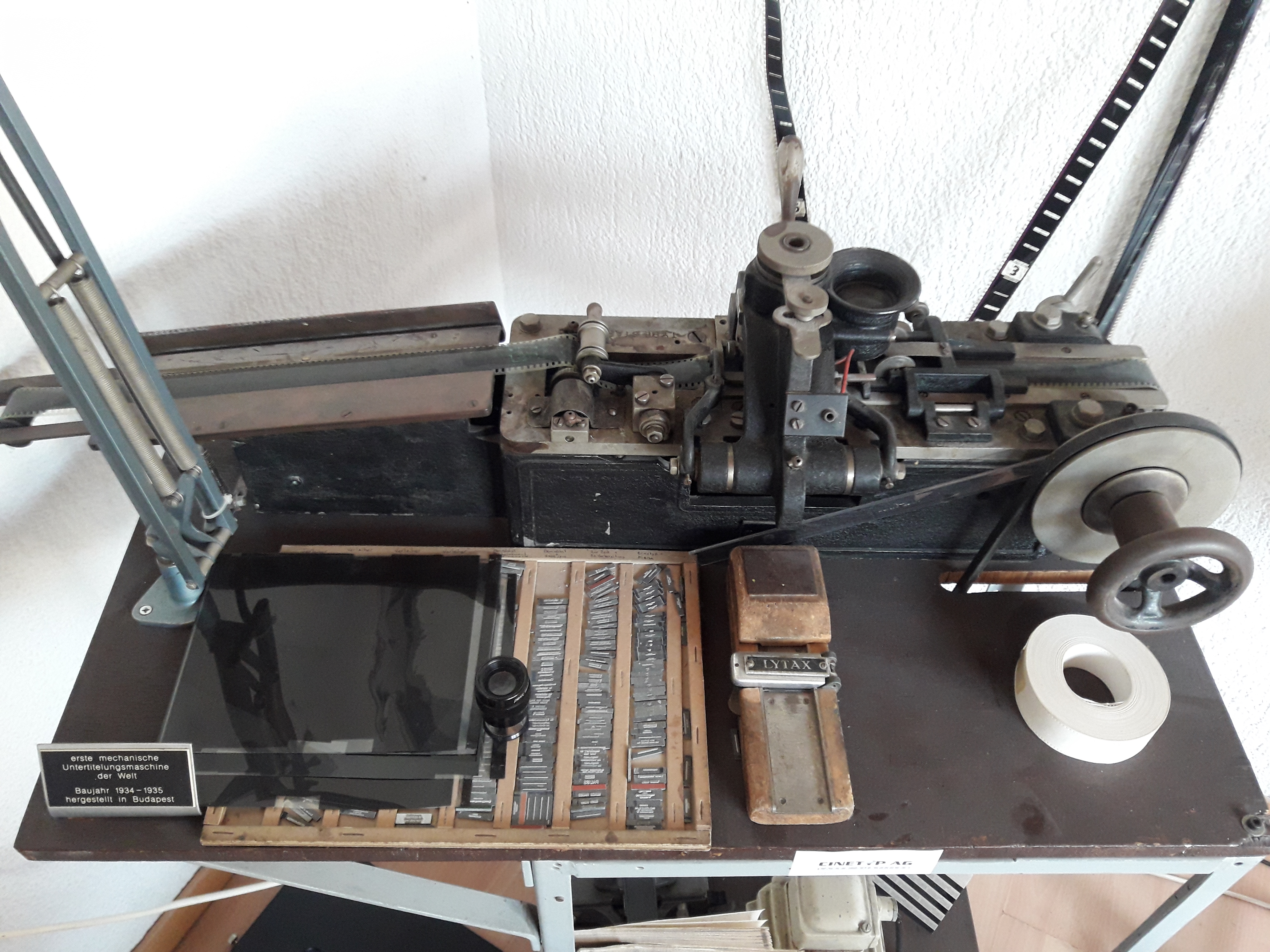 Erste Untertitelmaschine